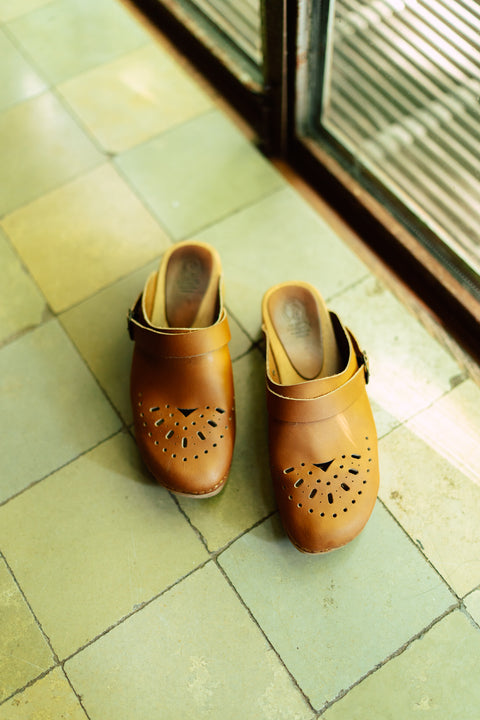Comfortabele én elegante klompen - cognac