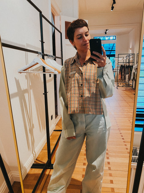 Cropped shirt: pièce unique VIII 'La Seule Shop' (ruitjespatroon in oranje en groen en zachtgroene mouwen)