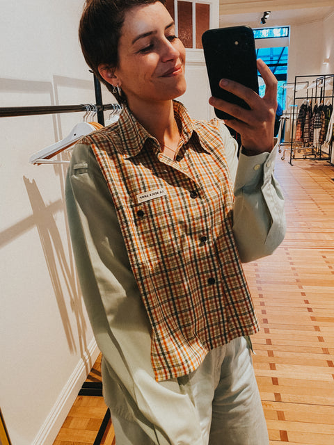 Cropped shirt: pièce unique VIII 'La Seule Shop' (ruitjespatroon in oranje en groen en zachtgroene mouwen)