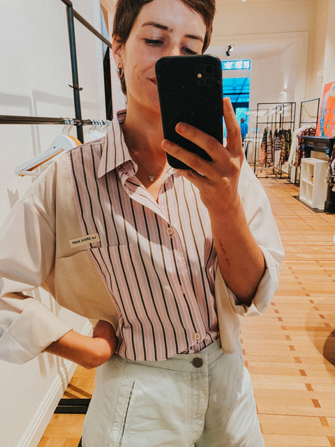 Cropped shirt: pièce unique VI 'La Seule Shop' (streepjespatroon in roze en kaki en ecru mouwen)