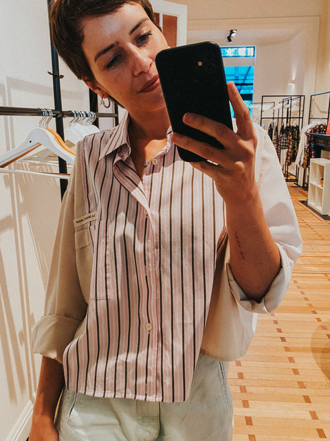 Cropped shirt: pièce unique VI 'La Seule Shop' (streepjespatroon in roze en kaki en ecru mouwen)