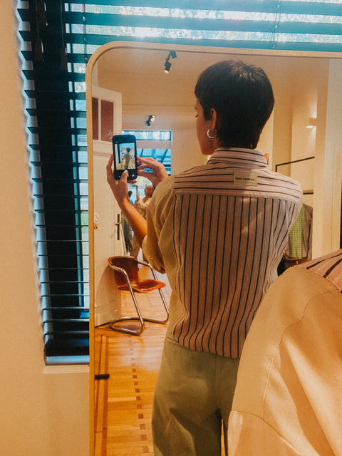 Cropped shirt: pièce unique VI 'La Seule Shop' (streepjespatroon in roze en kaki en ecru mouwen)