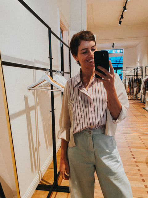 Cropped shirt: pièce unique VI 'La Seule Shop' (streepjespatroon in roze en kaki en ecru mouwen)