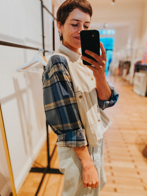 Hemd: pièce unique IX 'La Seule Shop' (crop shirt) (ecru met blauw geruite mouwen)