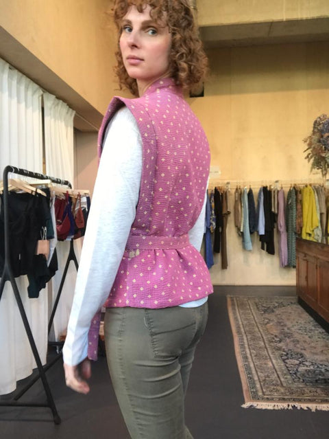 EMERY mouwloos jasje - roze met gele details (one size)