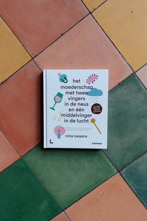 Het moederschap met twee vingers in de neus en een middelvinger in de lucht