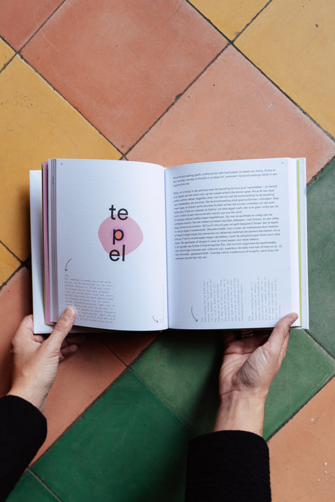 Het moederschap met twee vingers in de neus en een middelvinger in de lucht