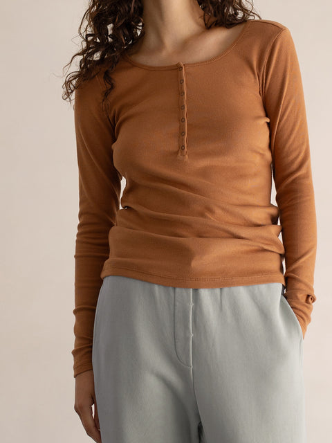 Rib henley top longsleeve (warm pecan)