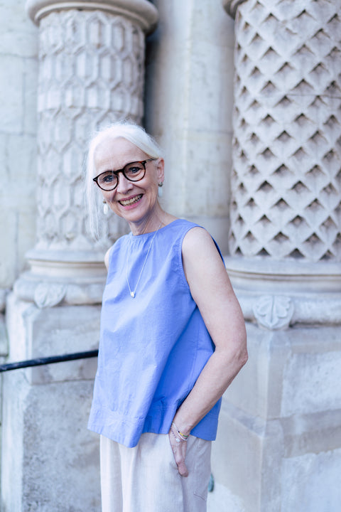 Mouwloze bloes 'Sharren' GMTD poplin - blue bonnet