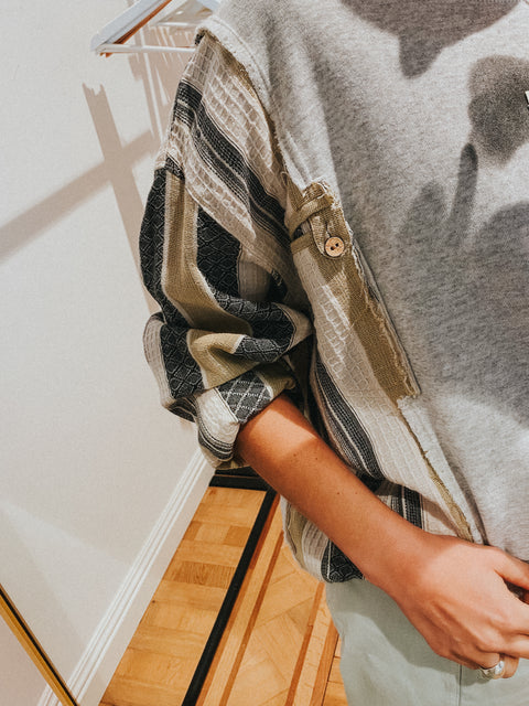 Sweater: pièce unique VII 'La Seule Shop' (lichtgrijs met gewafelde mouwen in beige, ecru en donkergrijs)