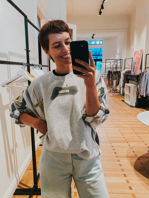 Sweater: pièce unique VII 'La Seule Shop' (lichtgrijs met gewafelde mouwen in beige, ecru en donkergrijs)