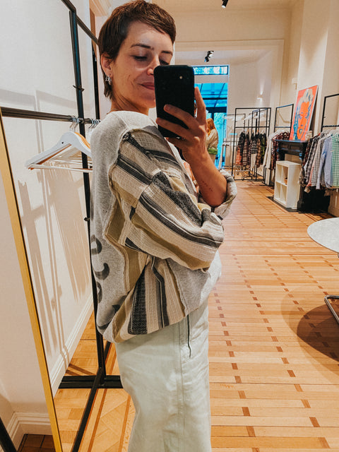 Sweater: pièce unique VII 'La Seule Shop' (lichtgrijs met gewafelde mouwen in beige, ecru en donkergrijs)