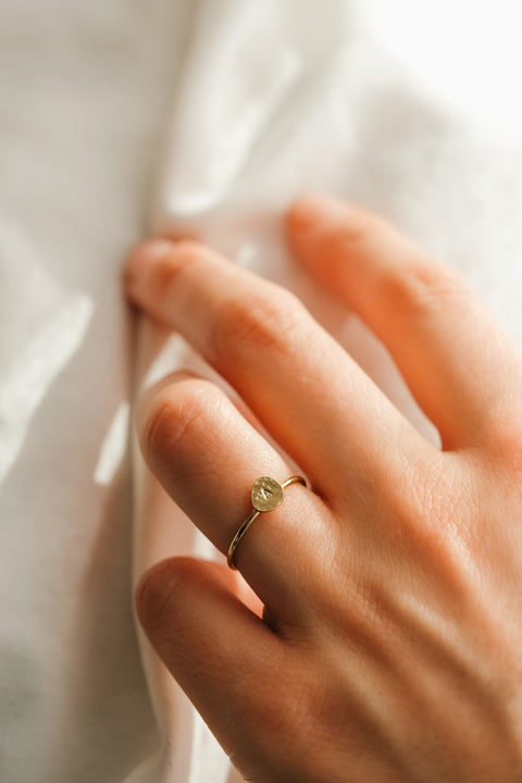 Love letter gepersonaliseerde ring - gehamerd (massief 18k goud)