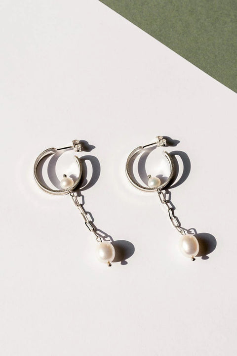 Pearl Hoop + Chain Earrings (paar) - zilver