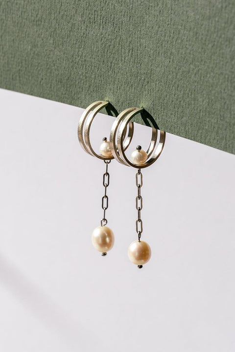 Pearl Hoop + Chain Earrings (paar) - zilver