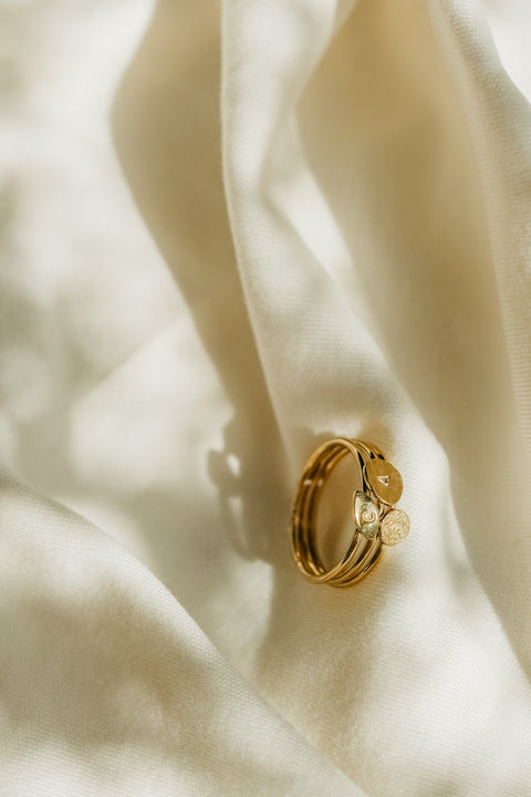 Love letter gepersonaliseerde ring - gehamerd (massief 18k goud)